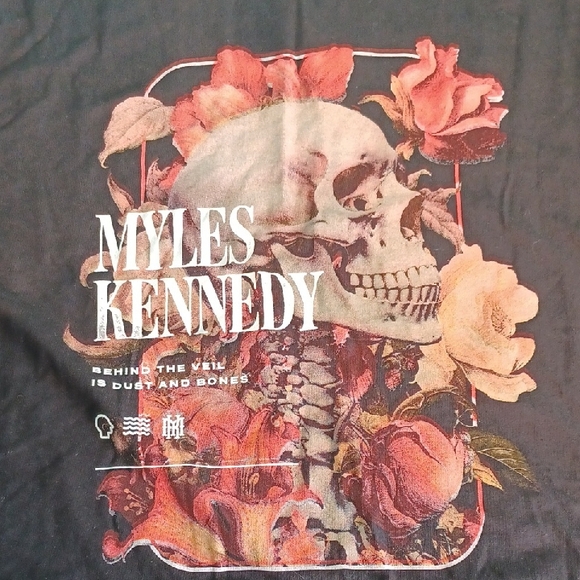 Skull and Roses Graphic Tee - Picture 1 of 6